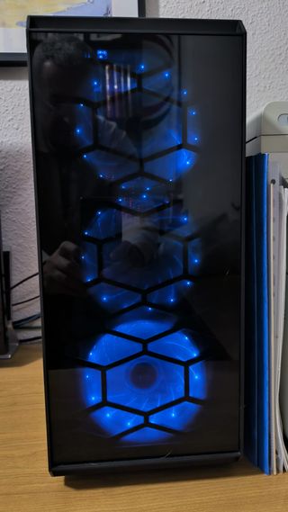 PC y monitor Benq perfecto para gamin.