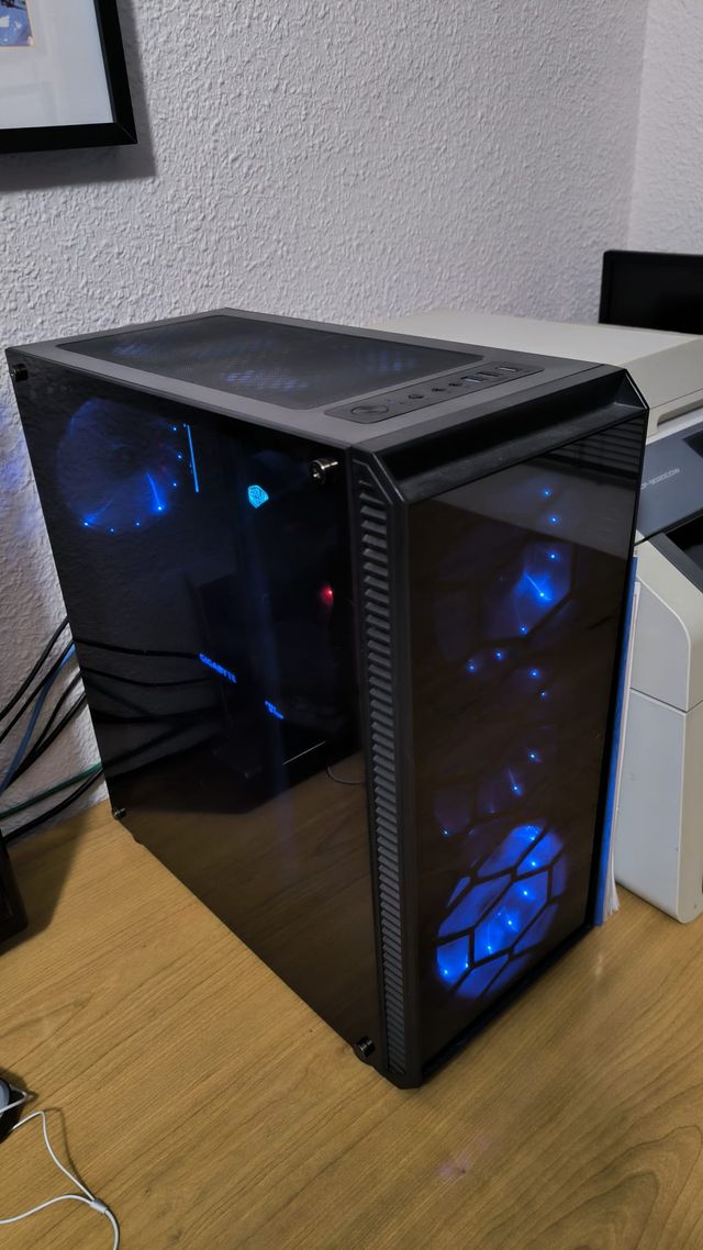 PC y monitor Benq perfecto para gamin.