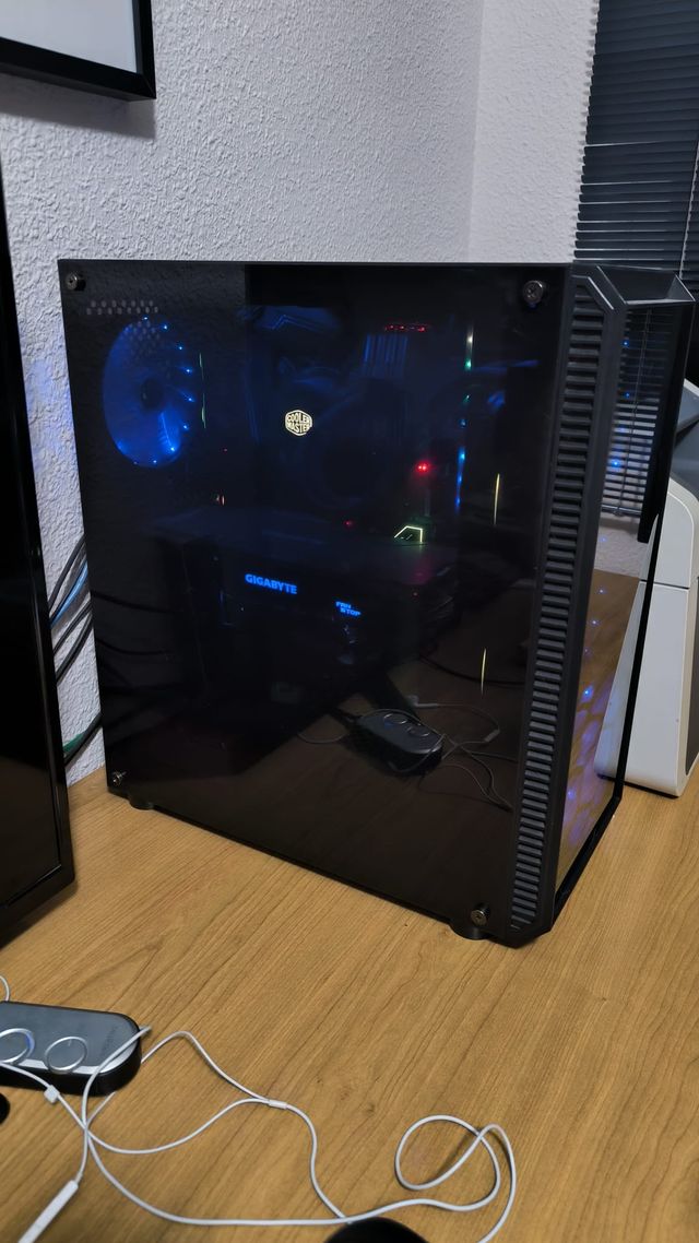 PC y monitor Benq perfecto para gamin.