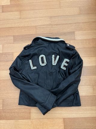 Giacca in pelle nera LOVE con perle