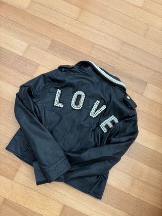 Giacca in pelle nera LOVE con perle