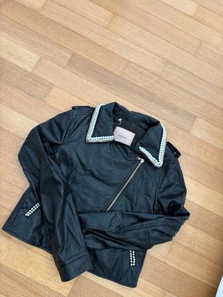 Giacca in pelle nera LOVE con perle