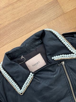 Giacca in pelle nera LOVE con perle