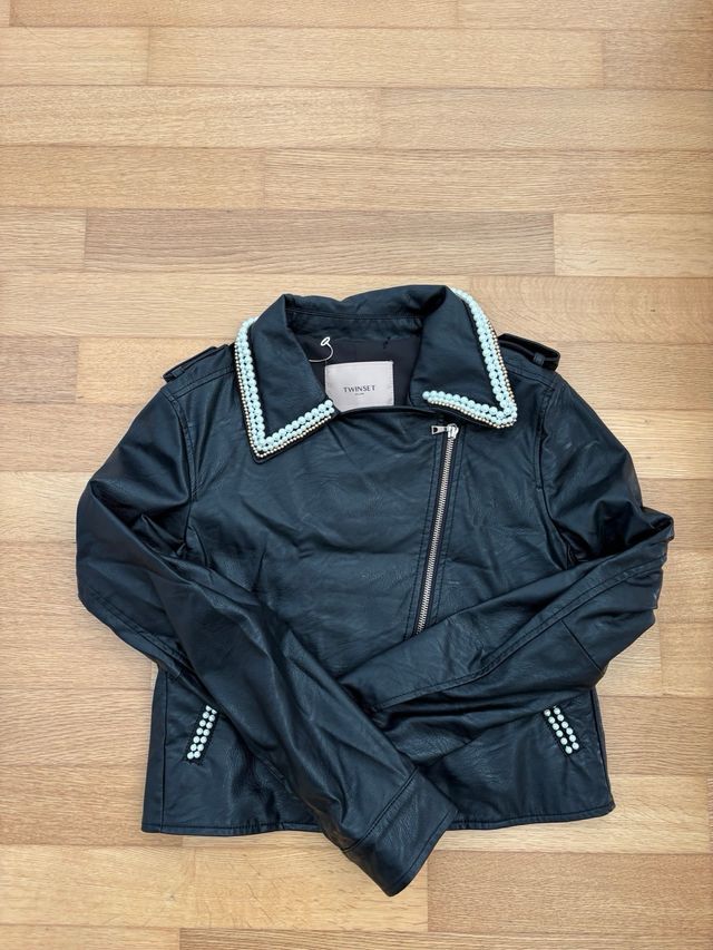 Giacca in pelle nera LOVE con perle