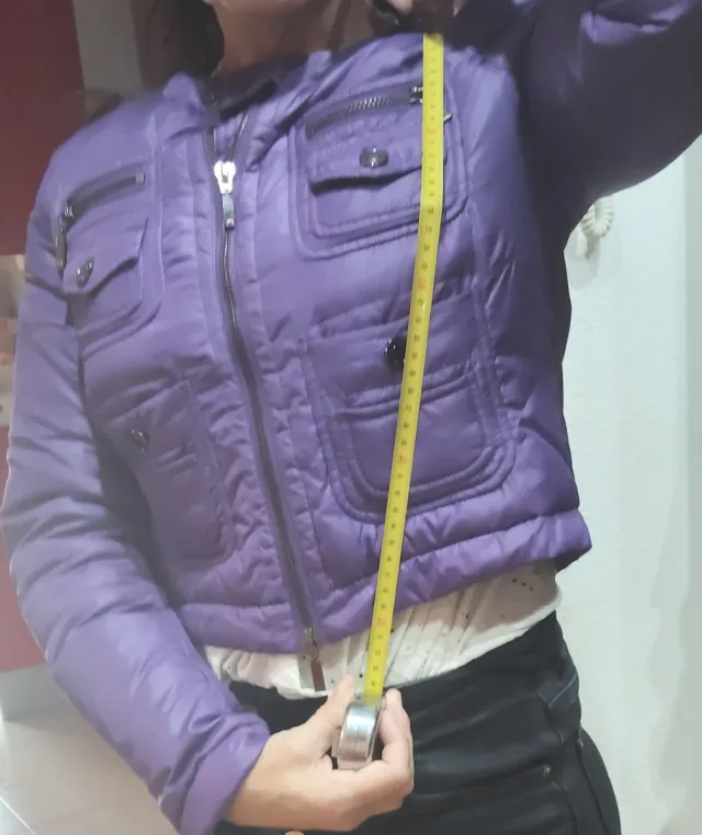 Plumífero morado Purificación García