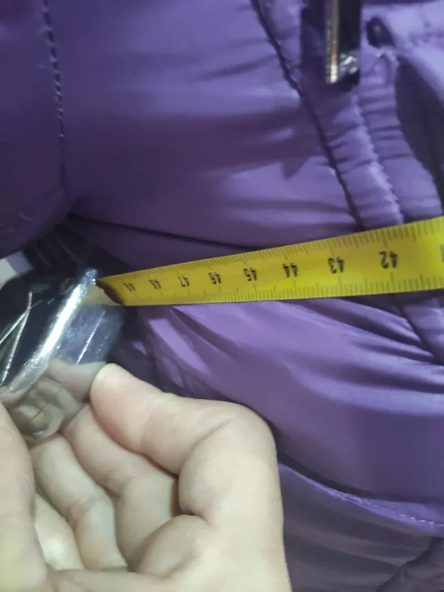 Plumífero morado Purificación García