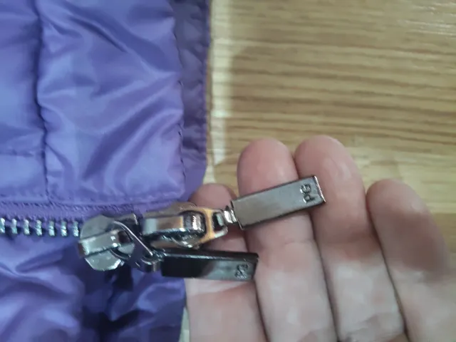 Plumífero morado Purificación García