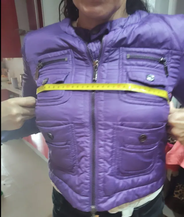 Plumífero morado Purificación García