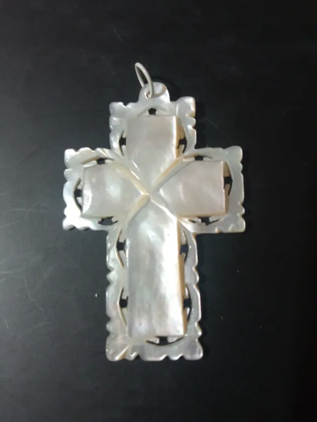 Colgante Crucifijo Nácar Tallado
