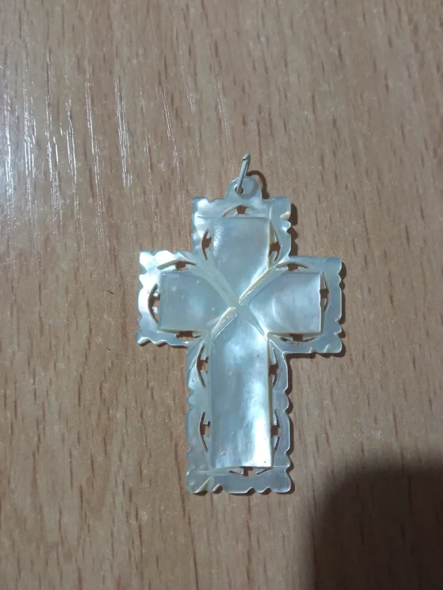 Colgante Crucifijo Nácar Tallado