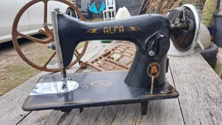Máquina de coser Alfa antigua