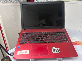 Portátil ASUS en color rojo.