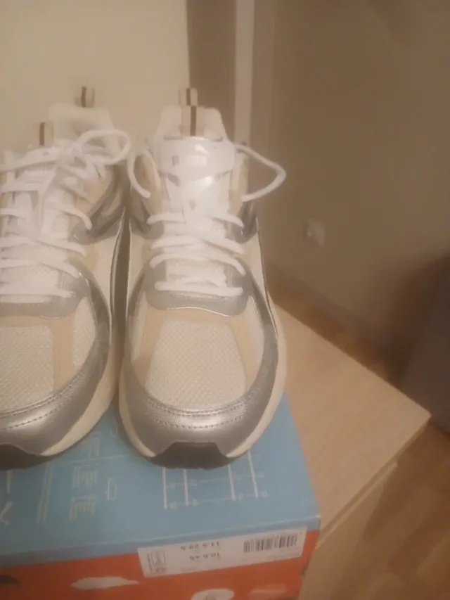 Zapatillas Puma Plata y Blanco