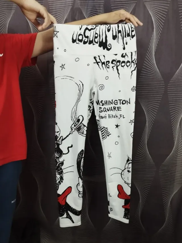 Pantalones blancos con estampado negro