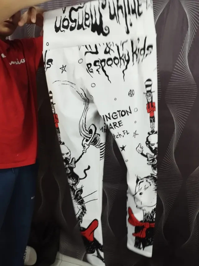 Pantalones blancos con estampado negro