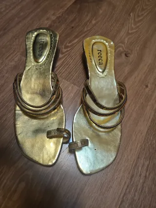 Sandalias Reeca Doradas