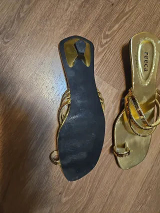 Sandalias Reeca Doradas