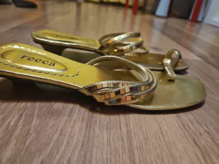 Sandalias Reeca Doradas