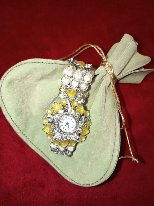 Orologio da polso con pietre preziose