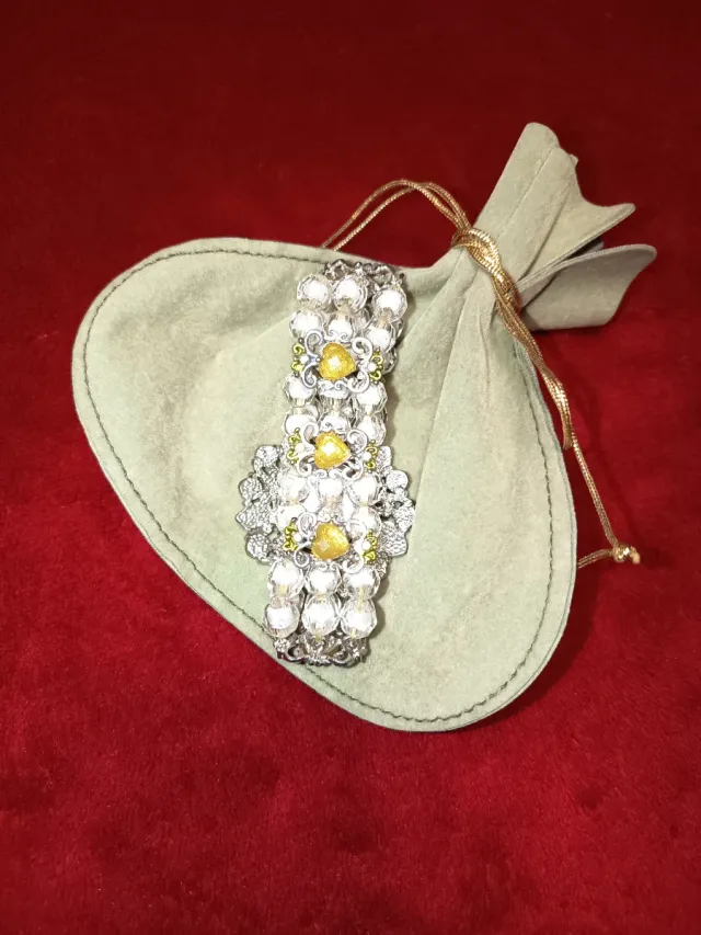 Orologio da polso con pietre preziose