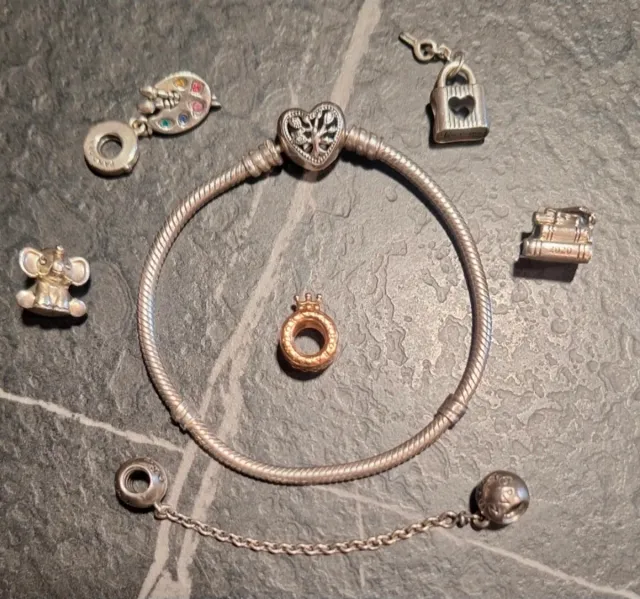 Pulsera Pandora con varios charms