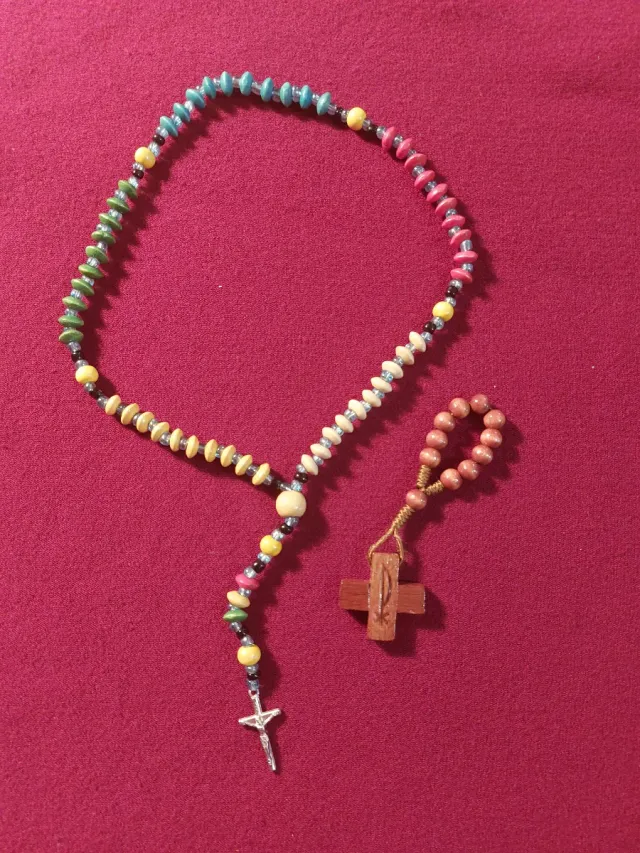 Rosarios de madera y metal