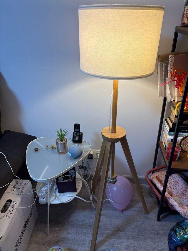 Lámpara de pie de madera y tela