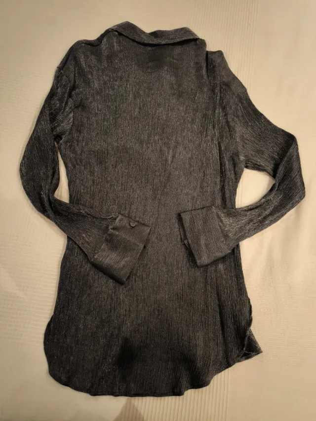 Camisa Bershka brillo plateada