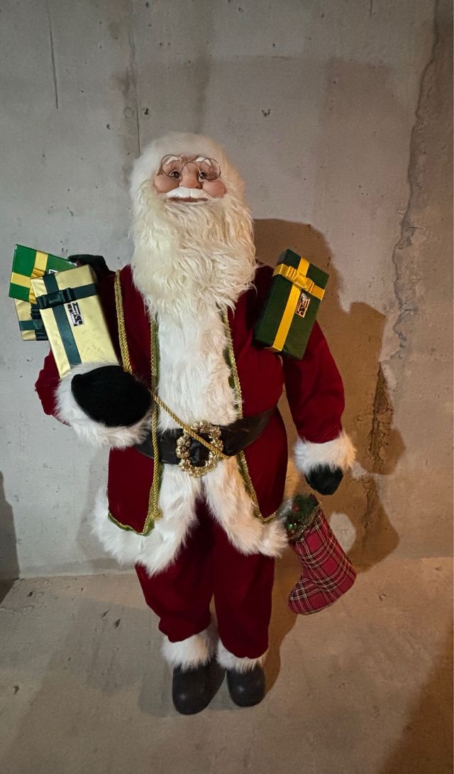Papá Noel gigante con regalos