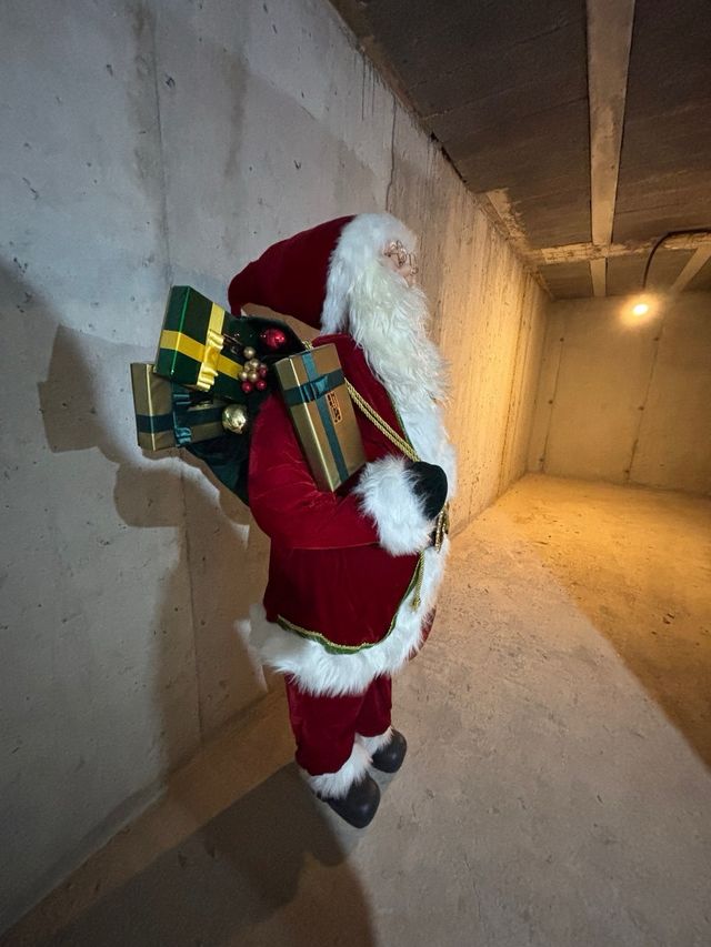 Papá Noel gigante con regalos