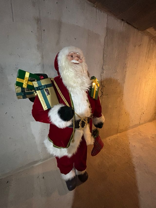 Papá Noel gigante con regalos