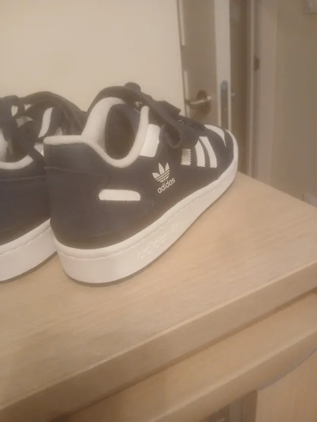 Zapatillas Adidas Forum Low Negras y Blancas