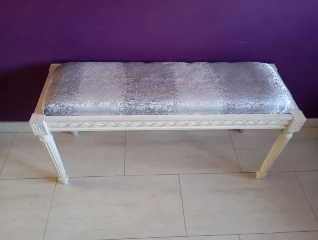 Banqueta pie de cama plateada y blanca