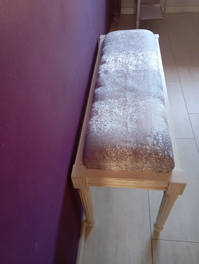 Banqueta pie de cama plateada y blanca