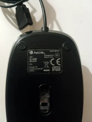 Mini altavoces Betway negros y plateados y ratón