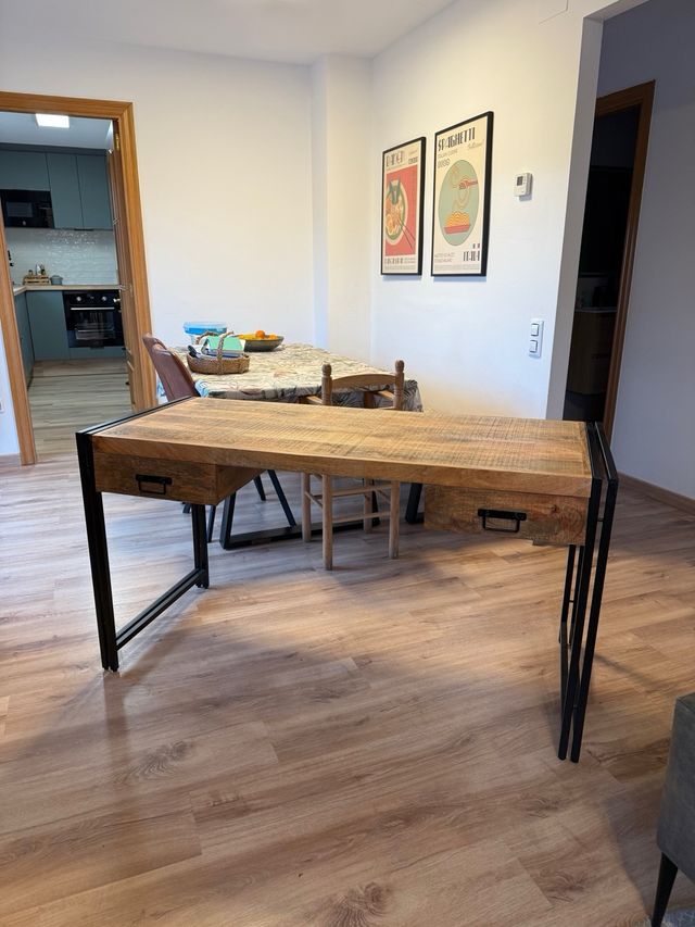 Scrivania in legno massello con gambe in metallo