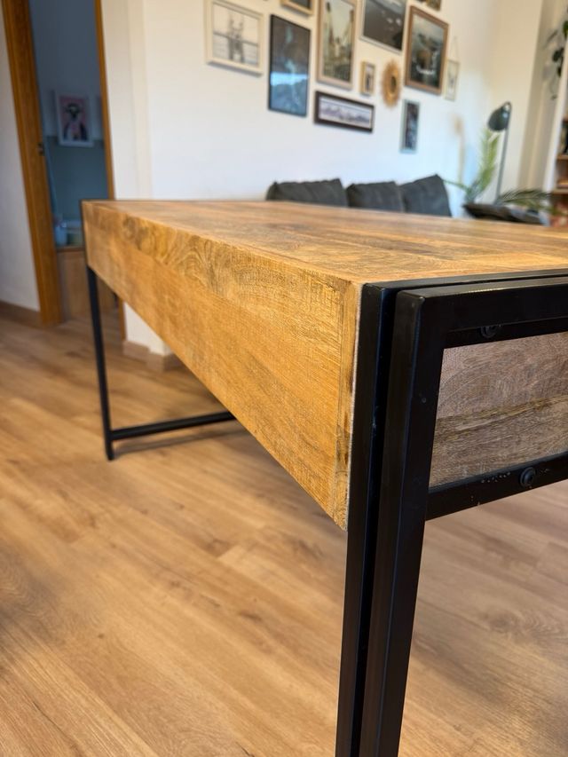 Scrivania in legno massello con gambe in metallo