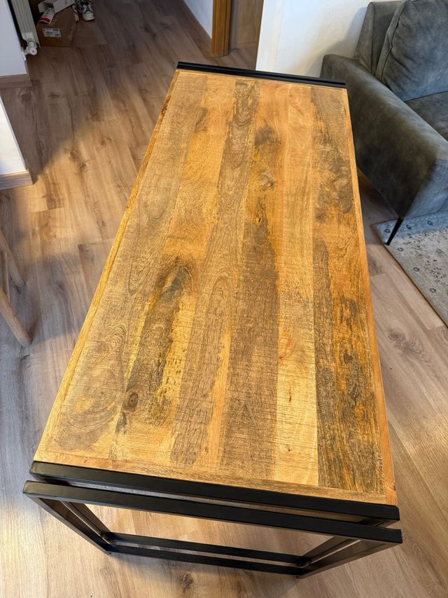 Scrivania in legno massello con gambe in metallo