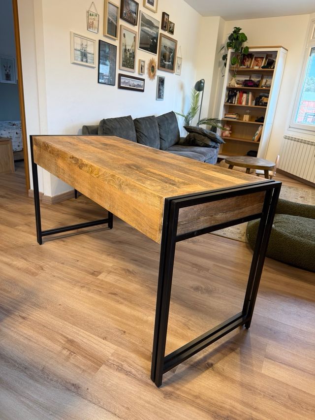 Scrivania in legno massello con gambe in metallo