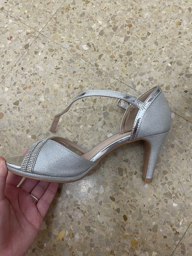 Zapatos de fiesta plateados con pedrería