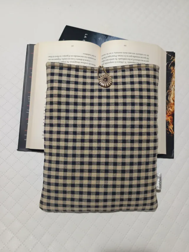 Funda de libro a cuadros beige y negro