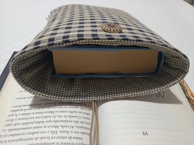 Funda de libro a cuadros beige y negro