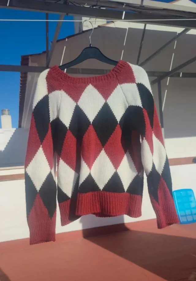 Maglione classico a rombi rossi e neri