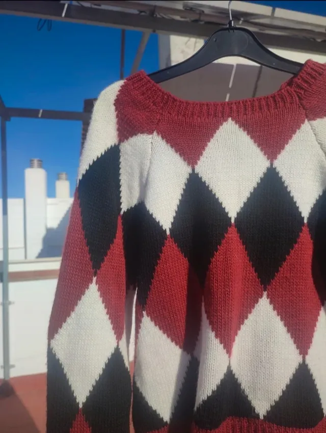 Maglione classico a rombi rossi e neri