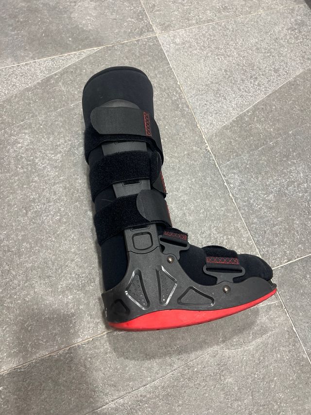 Bota Walker Talla S Mujer Negra y Roja