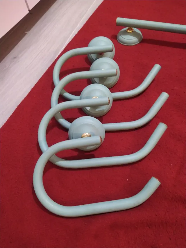 Toalleros baño verdes y dorado