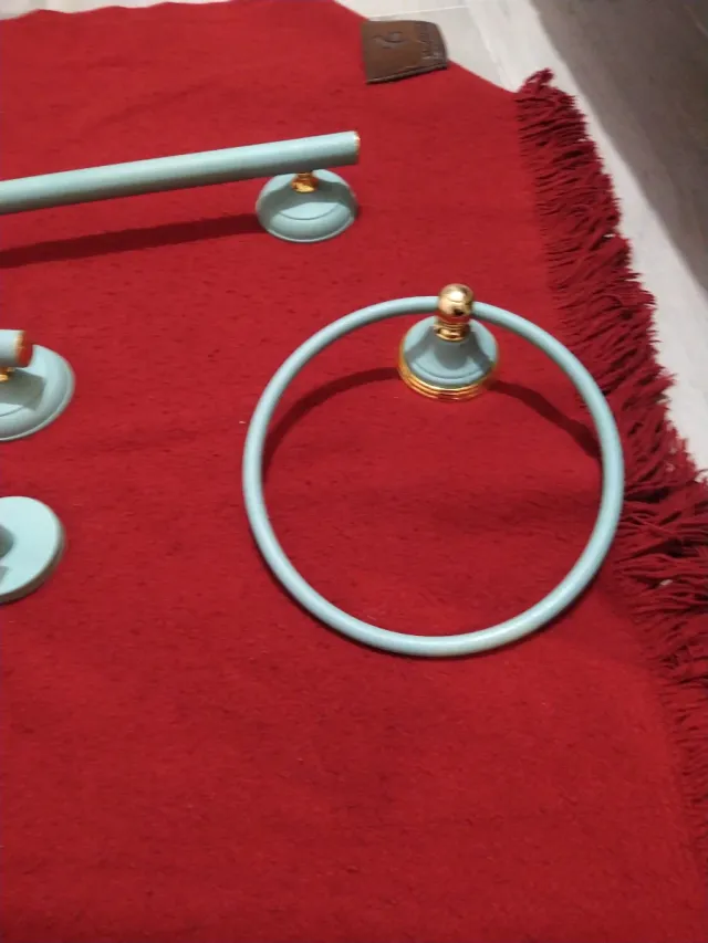 Toalleros baño verdes y dorado