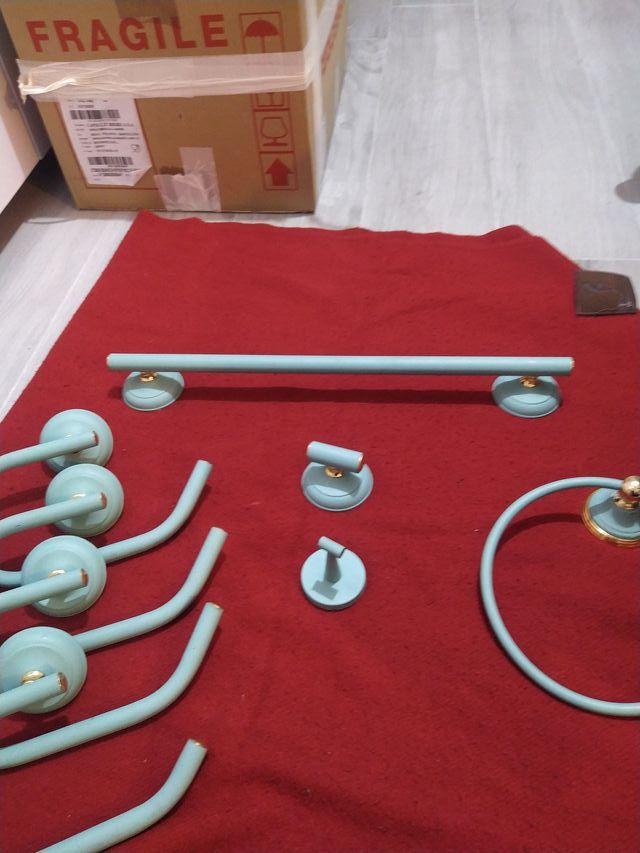 Toalleros baño verdes y dorado