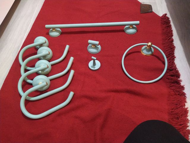 Toalleros baño verdes y dorado