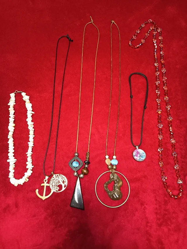 Collezione di collane divertenti multicolore